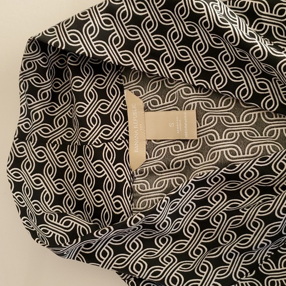 Banana Republic - black and white pattern sleeveless top. Size: Small. - Picture 3 of 3